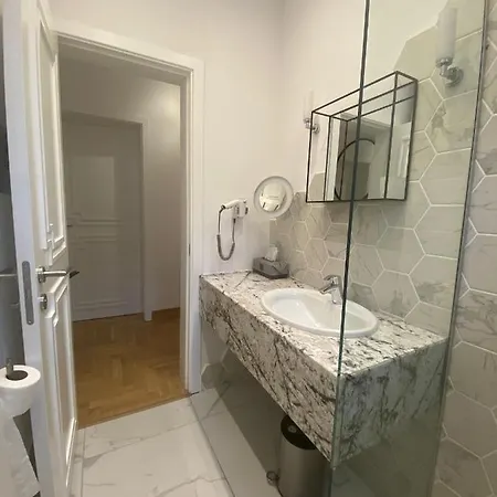 Luxury 12 Apartment *