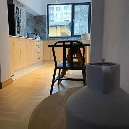 Luxury 12 Apartment *